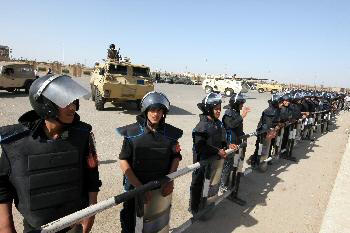 الحكم بالسجن المؤبد على مبارك والمصريون يتظاهرون احتجاجا - فيديو