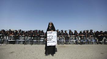 الحكم بالسجن المؤبد على مبارك والمصريون يتظاهرون احتجاجا - فيديو