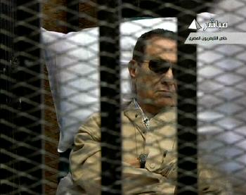 الحكم بالسجن المؤبد على مبارك والمصريون يتظاهرون احتجاجا - فيديو