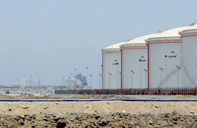 خليج عمان والبحر الأحمر منفذان جاهزان لنقل النفط بعيدا عن مضيق هرمز