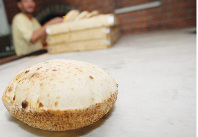 مسؤولون: الدولة تدعم الدقيق بـ 60 %.. والتجار يصدّرونه للخارج