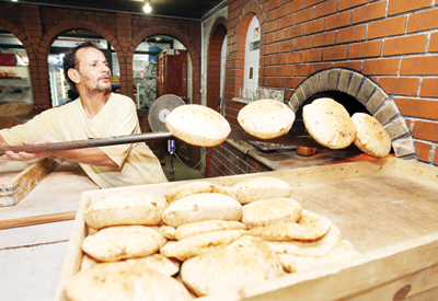 مسؤولون: الدولة تدعم الدقيق بـ 60 %.. والتجار يصدّرونه للخارج