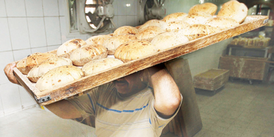 مسؤولون: الدولة تدعم الدقيق بـ 60 %.. والتجار يصدّرونه للخارج