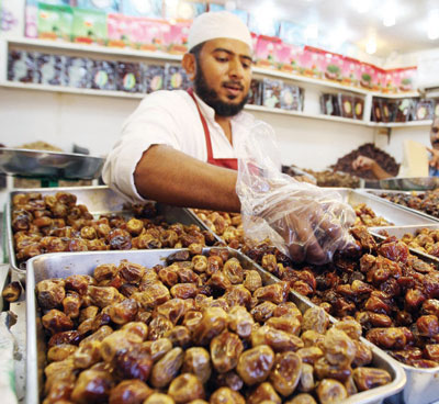 التمر.. طعام الفقير وحلوى الغني ومتاع المسافر