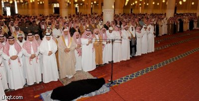 أمير منطقة الرياض بالنيابة يؤدي صلاة الميت على والدة الأمير خالد بن سعد بن عبدالعزيز