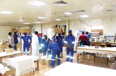 شبكة الأشمغة «المقلدة».. المصنع في جدة والمزاحمية مقر التخزين