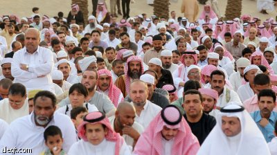 جموع من المواطنين والمقيمين يؤدون صلاة عيد الفطر المبارك في مسجد الملك خالد في الرياض