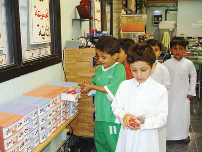 مدارس أهلية وعالمية ترفع رسومها بـ «الآلاف» وتجمِّد رواتب معلميها