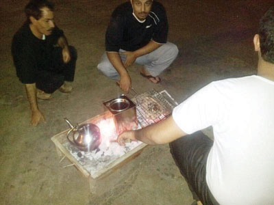 «التنك» آخر أدوات طبخ الشباب في رحلاتهم البرية