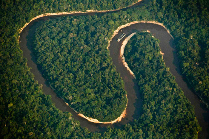 صورة جوية لأحد روافد نهر الامازون وأكبر مصدر لصطياد الأسماك في أمريكا الجنوبية