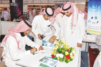 حفلات توقيع الكتب وإهدائها.. موضة جديدة في وسط ثقافي تقليدي