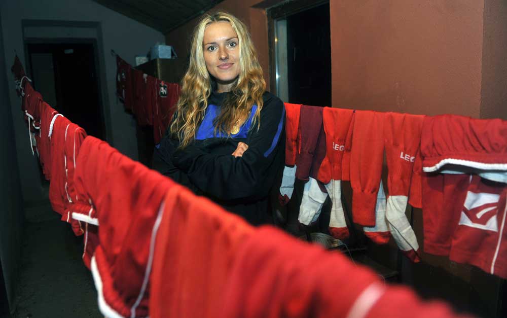 قصة مصورة : ملكة جمال كرواتيا تدرب فريق كرة قدم للرجال