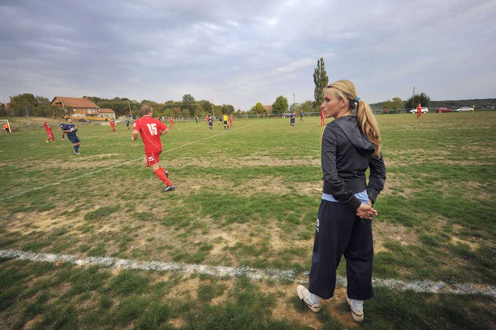 قصة مصورة : ملكة جمال كرواتيا تدرب فريق كرة قدم للرجال