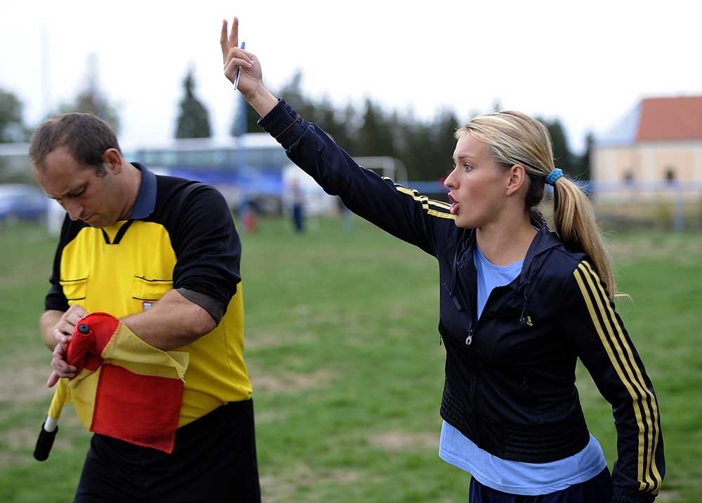 قصة مصورة : ملكة جمال كرواتيا تدرب فريق كرة قدم للرجال