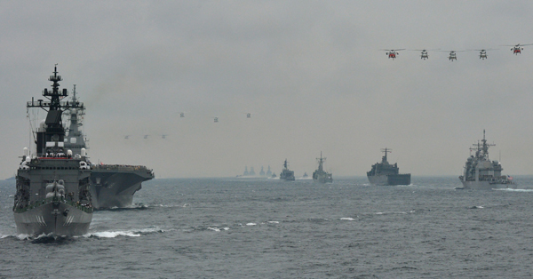 القوات البحرية اليابانية تستعرض قواها في خليج ساماغي جنوب طوكيو