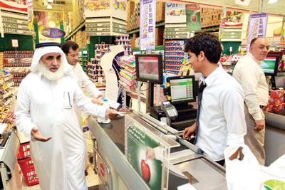 نقل الدعم الحكومي للسلع من التجار إلى المواطنين بـ «بطاقات تموين»