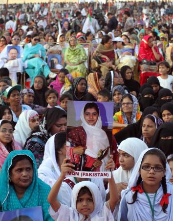 قصة مصورة : نقل الناشطة الباكستانية الشابة ملالا إلى بريطانيا للعلاج