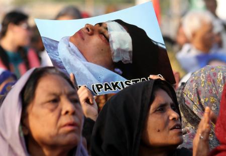 قصة مصورة : نقل الناشطة الباكستانية الشابة ملالا إلى بريطانيا للعلاج