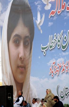 قصة مصورة : نقل الناشطة الباكستانية الشابة ملالا إلى بريطانيا للعلاج