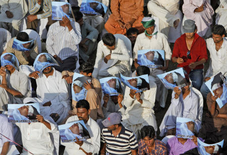 قصة مصورة : نقل الناشطة الباكستانية الشابة ملالا إلى بريطانيا للعلاج