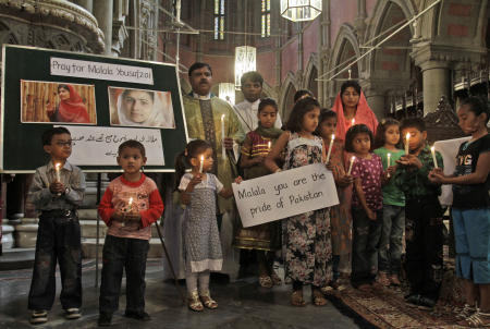قصة مصورة : نقل الناشطة الباكستانية الشابة ملالا إلى بريطانيا للعلاج