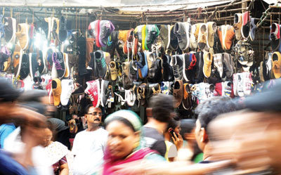بائع أحذية داخل سوق شعبي في مدينة كلكتا الهندية