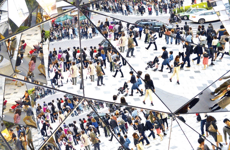 متسوقون في أحد المراكز التجارية في طوكيو التي تعاني أسواق التجزئة فيها بسبب تقلص الاستهلاك المحلي وانخفاض أعداد الزوار الصينيين 