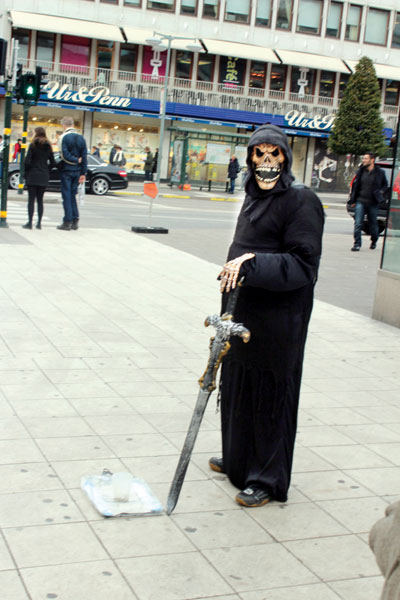 متسول يتسول على طريقته الخاصة في العاصمة السويدية ستكهولم. وبعد سنوات من شجب المطالب العالمية من أجل وجود حافز أعلنت الحكومة أنه