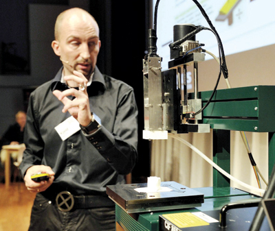 د. كفيد فان بومييل مخترع تقني في شركة تي إن أو يعرض طابعة حديثة موديل ثري دي، خلال مؤتمر صحافي في مدينة إندهوفن في هولندا، التي 