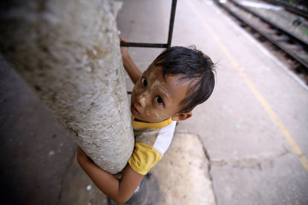 صبي يلعب في محطة قطار في مدينة يانجون