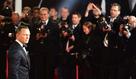 قصة مصورة : العائلة الملكية البريطانية تتابع العرض الأول لفيلم جيمس بوند الجديد