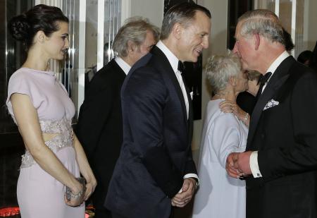 قصة مصورة : العائلة الملكية البريطانية تتابع العرض الأول لفيلم جيمس بوند الجديد