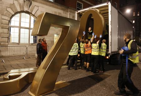 قصة مصورة : العائلة الملكية البريطانية تتابع العرض الأول لفيلم جيمس بوند الجديد