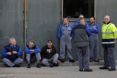 قصة مصورة : فورد تقرر إغلاق مصنعها في بلجيكا .. والحزن يخيم على موظفيها