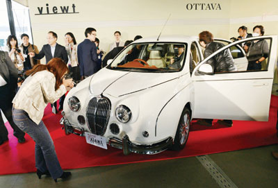 سيارة مصنوعة من العقيق والجلود متصلة بالإنترنت