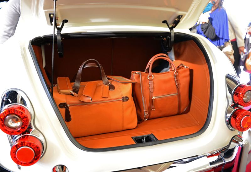 سيارة مصنوعة من العقيق والجلود متصلة بالإنترنت