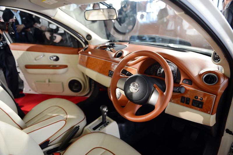 سيارة مصنوعة من العقيق والجلود متصلة بالإنترنت