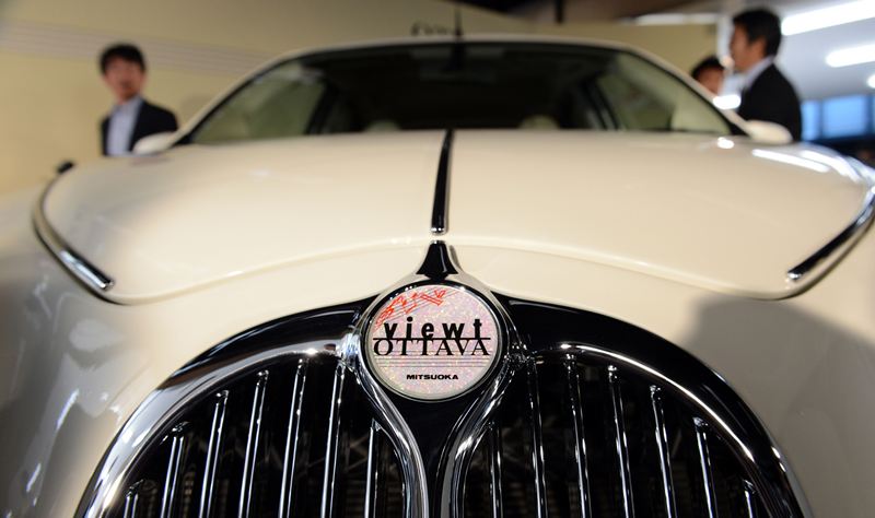 سيارة مصنوعة من العقيق والجلود متصلة بالإنترنت