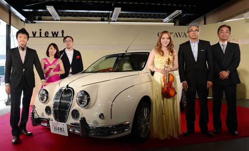 سيارة مصنوعة من العقيق والجلود متصلة بالإنترنت