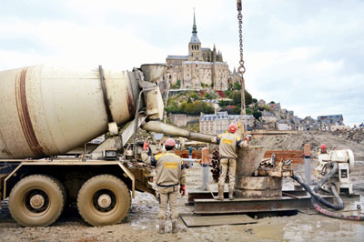 عمال يرممون جسرا جديدا في منطقة أثرية شمال باريس