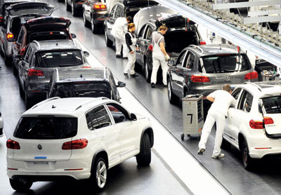 مهندسون في خط إنتاج في مصنع "فولكسفاجن" للسيارات في مدينة فولفسبورغ الألمانية