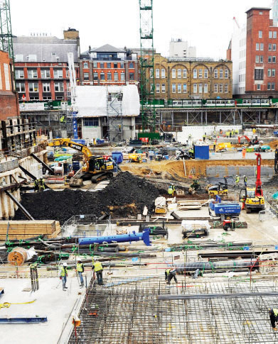 عمال في موقع لبناء وحدات سكنية وسط لندن