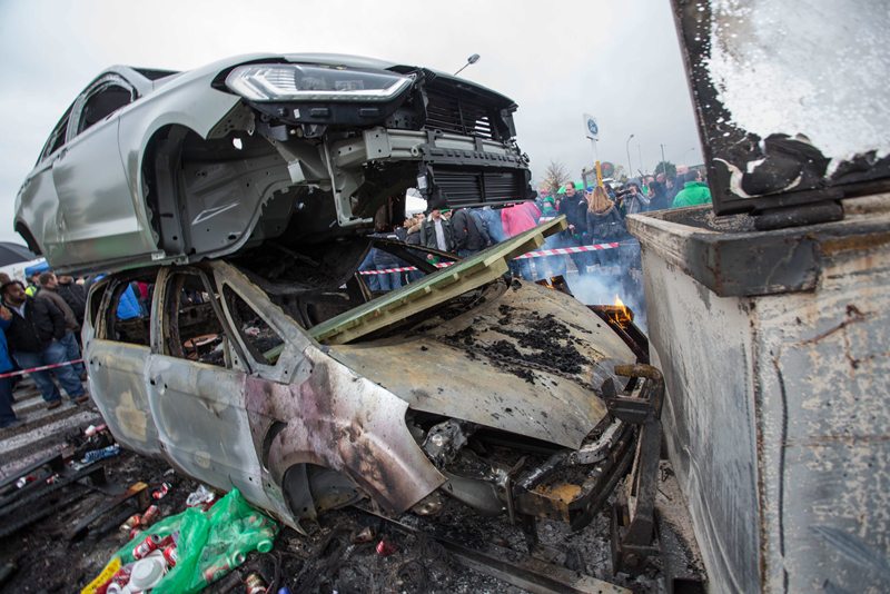 قصة مصورة : عاملو فورد في بلجيكا يحرقون السيارات تعبيرا عن غضبهم من إغلاق المصنع