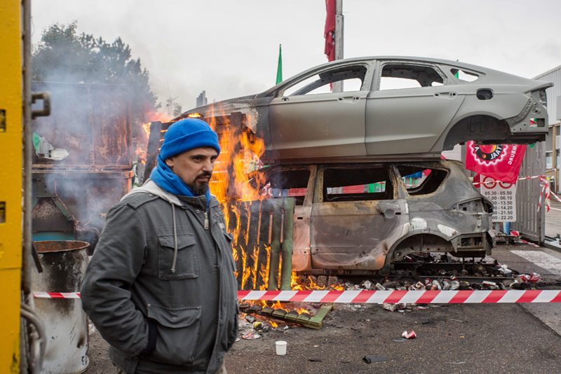 قصة مصورة : عاملو فورد في بلجيكا يحرقون السيارات تعبيرا عن غضبهم من إغلاق المصنع