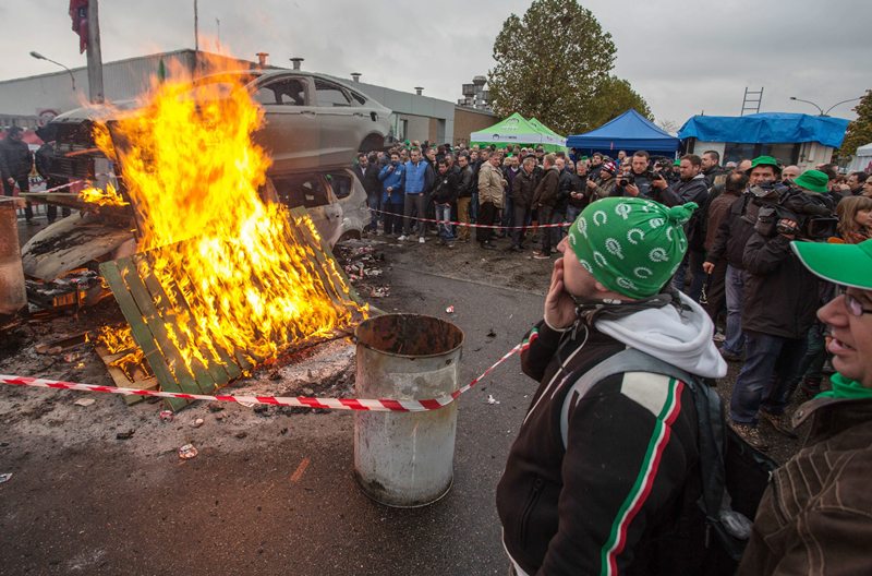 قصة مصورة : عاملو فورد في بلجيكا يحرقون السيارات تعبيرا عن غضبهم من إغلاق المصنع