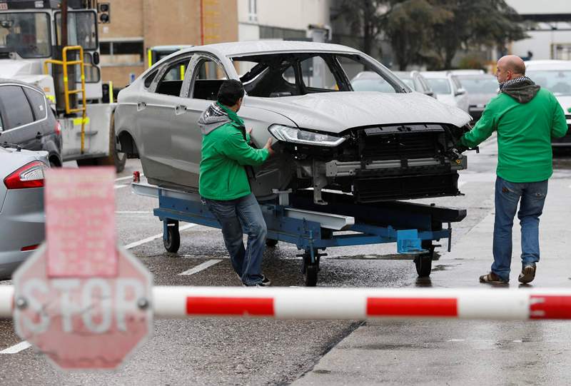 قصة مصورة : عاملو فورد في بلجيكا يحرقون السيارات تعبيرا عن غضبهم من إغلاق المصنع