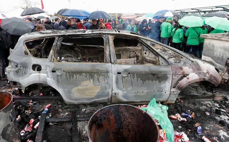 قصة مصورة : عاملو فورد في بلجيكا يحرقون السيارات تعبيرا عن غضبهم من إغلاق المصنع