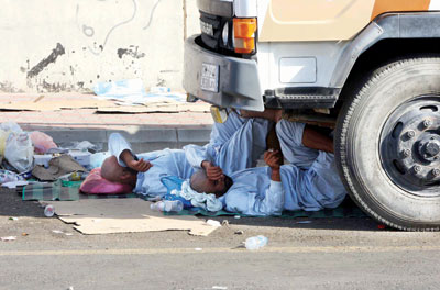 ناس وناس :حاجان يأخذان قسطا من الراحة تحت شاحنة في المشاعر المقدسة، ما يعرضهما للخطر