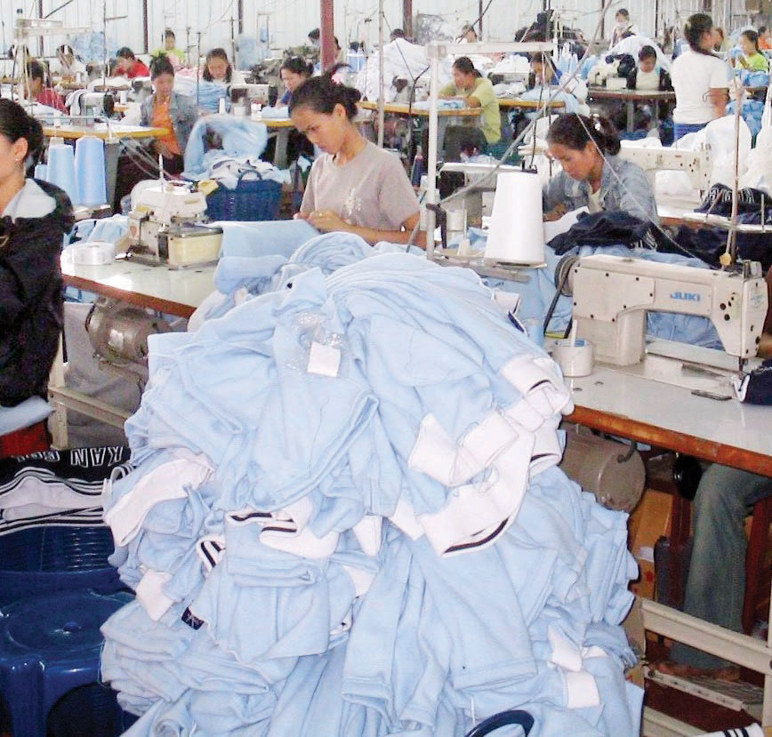 موظفون في مصنع للملابس الجاهزة في لاوس التي تسعى منذ 14 عاماً للانضمام إلى التجارة الدولية