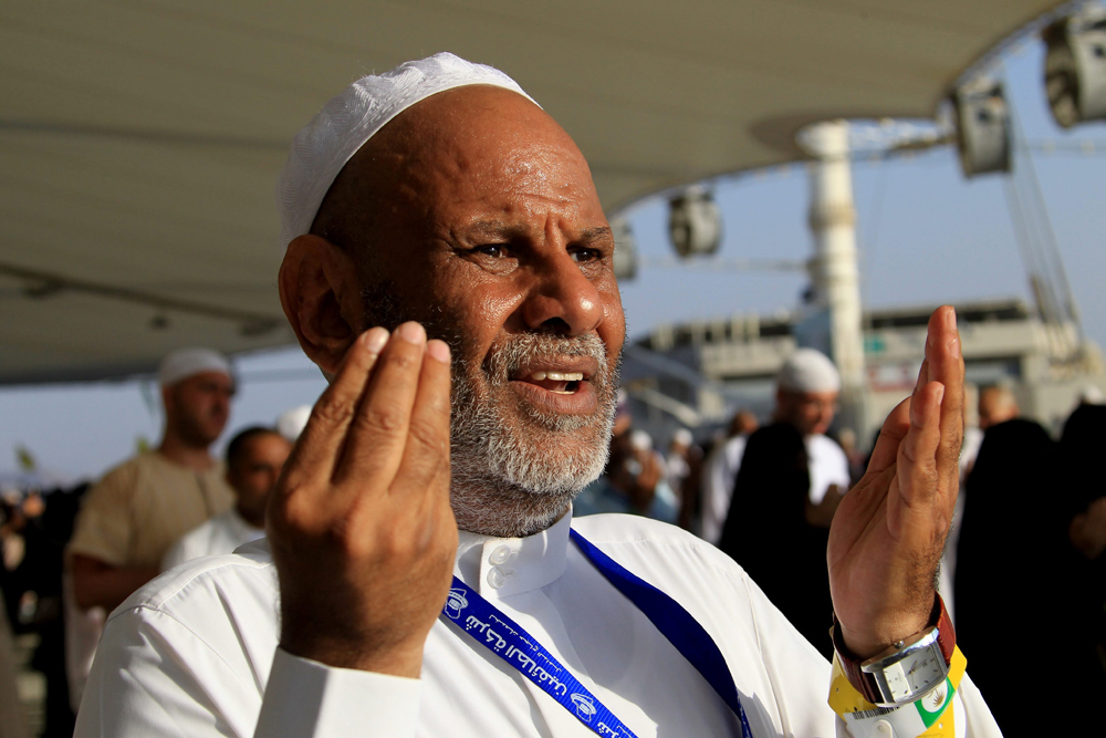 قصة مصورة : ضيوف الرحمن يرمون الجمرات في ثاني أيام التشريق